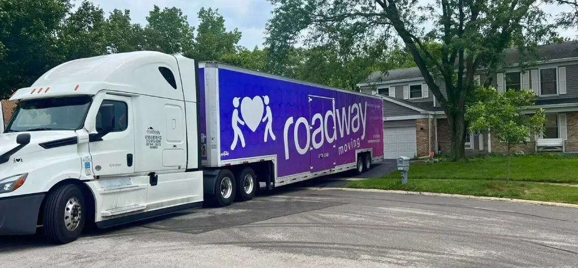 Roadway Moving long distance truck trailer